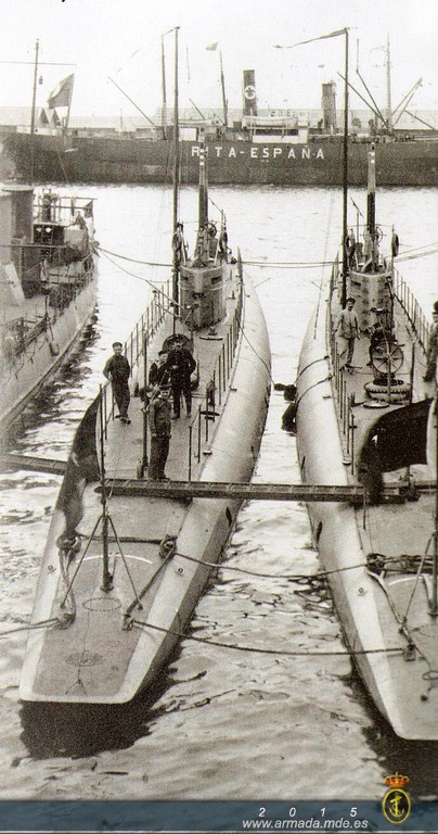 Submarinos Clase A atracados en punta con un torpedero.